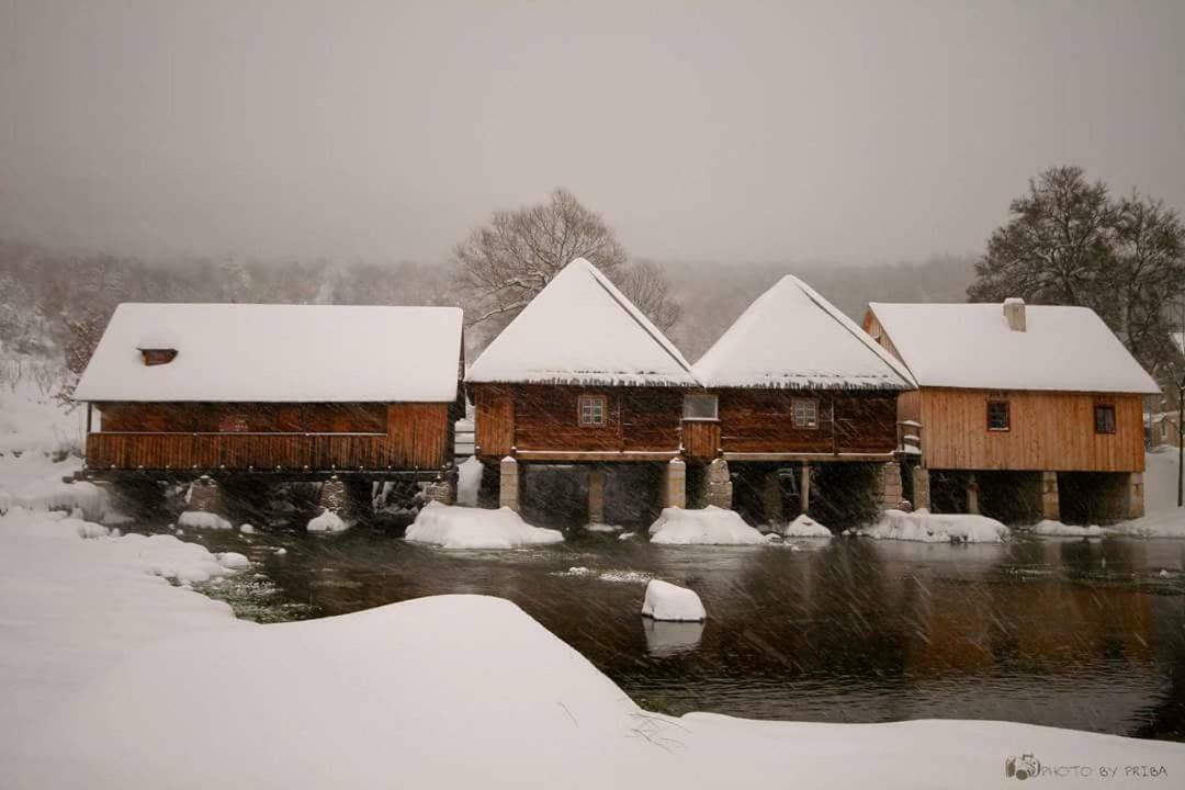 Holiday House Leona Оточац Экстерьер фото