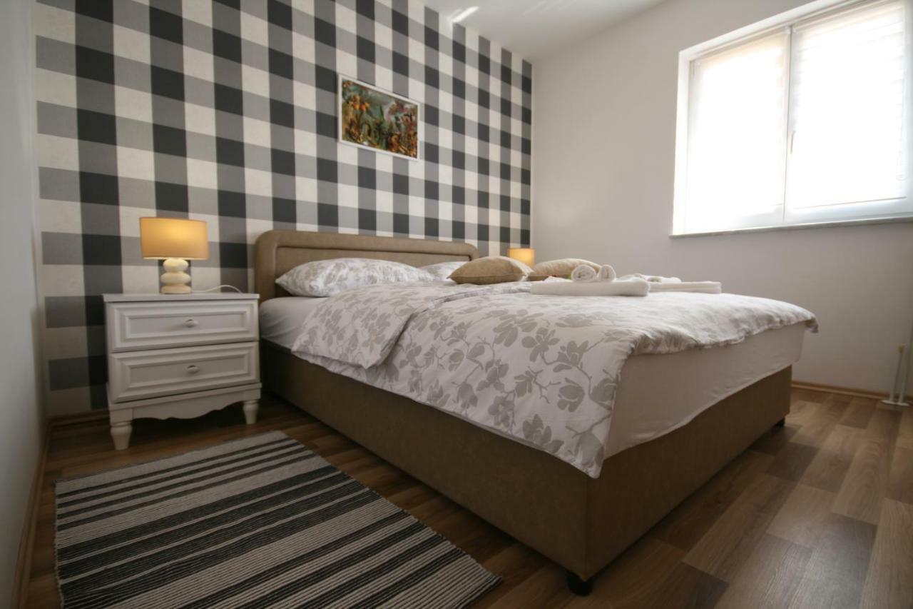 Holiday House Leona Оточац Экстерьер фото