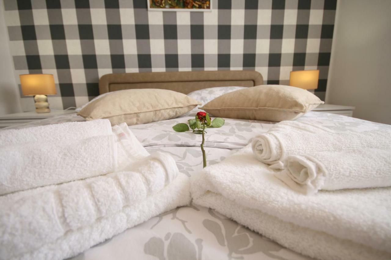 Holiday House Leona Оточац Экстерьер фото