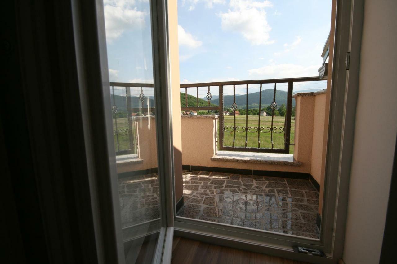 Holiday House Leona Оточац Экстерьер фото