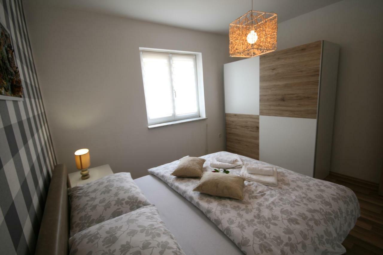 Holiday House Leona Оточац Экстерьер фото