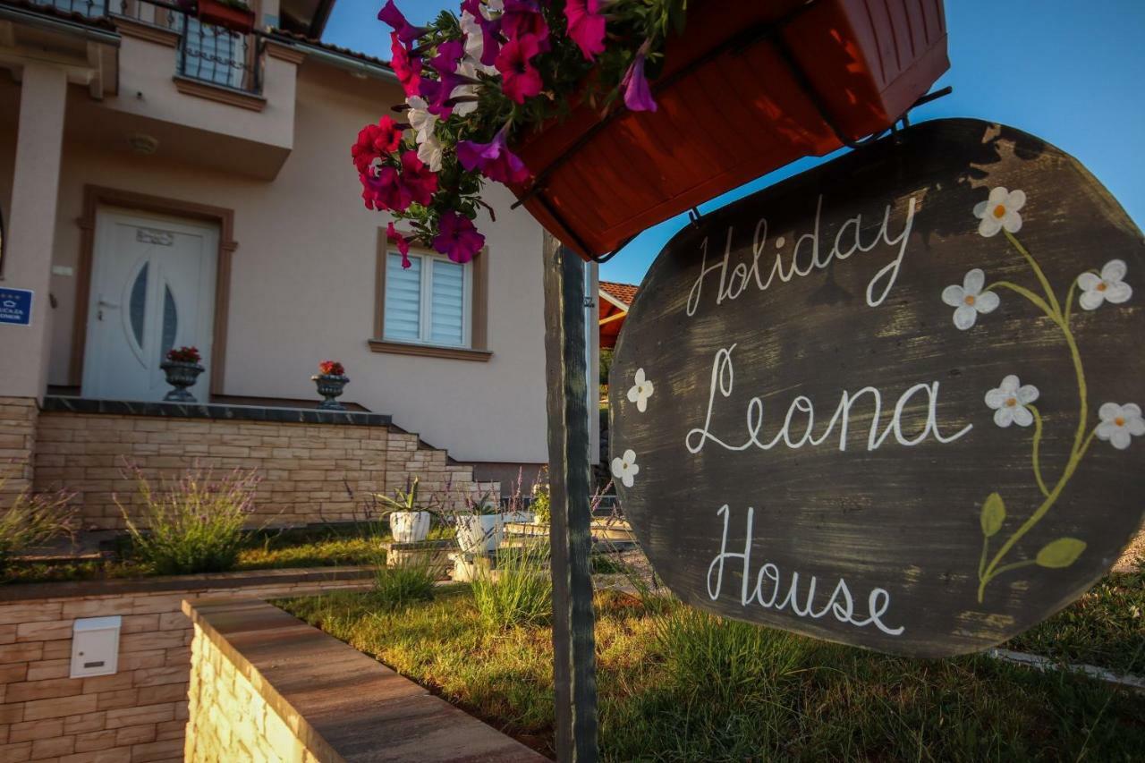 Holiday House Leona Оточац Экстерьер фото